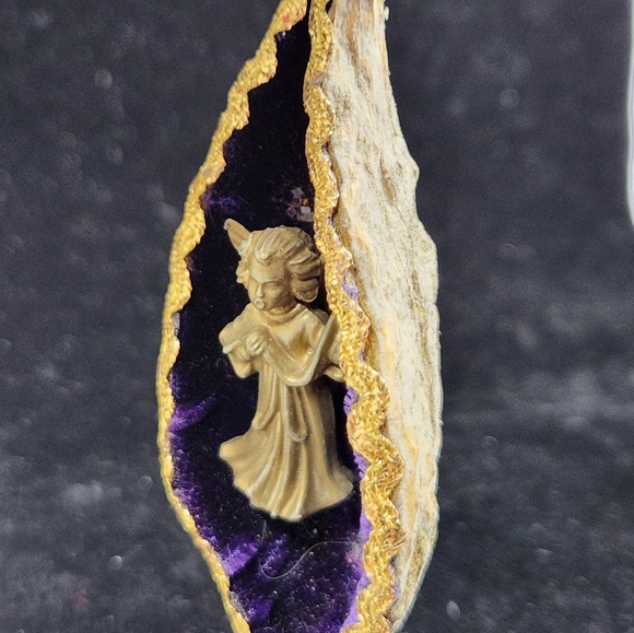 Mid-century Teardrop Shaped Shell Diorama Angel Ornament - Picture 7 of 11